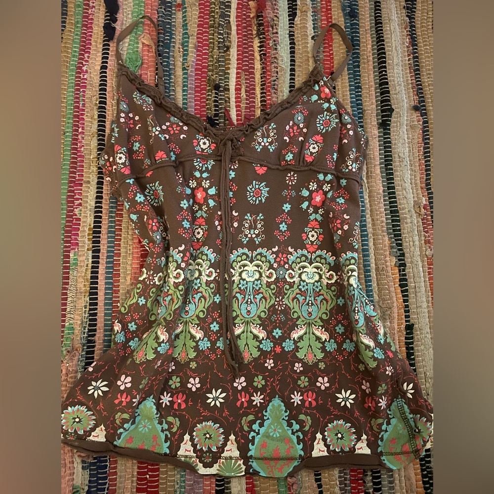 brown tank top